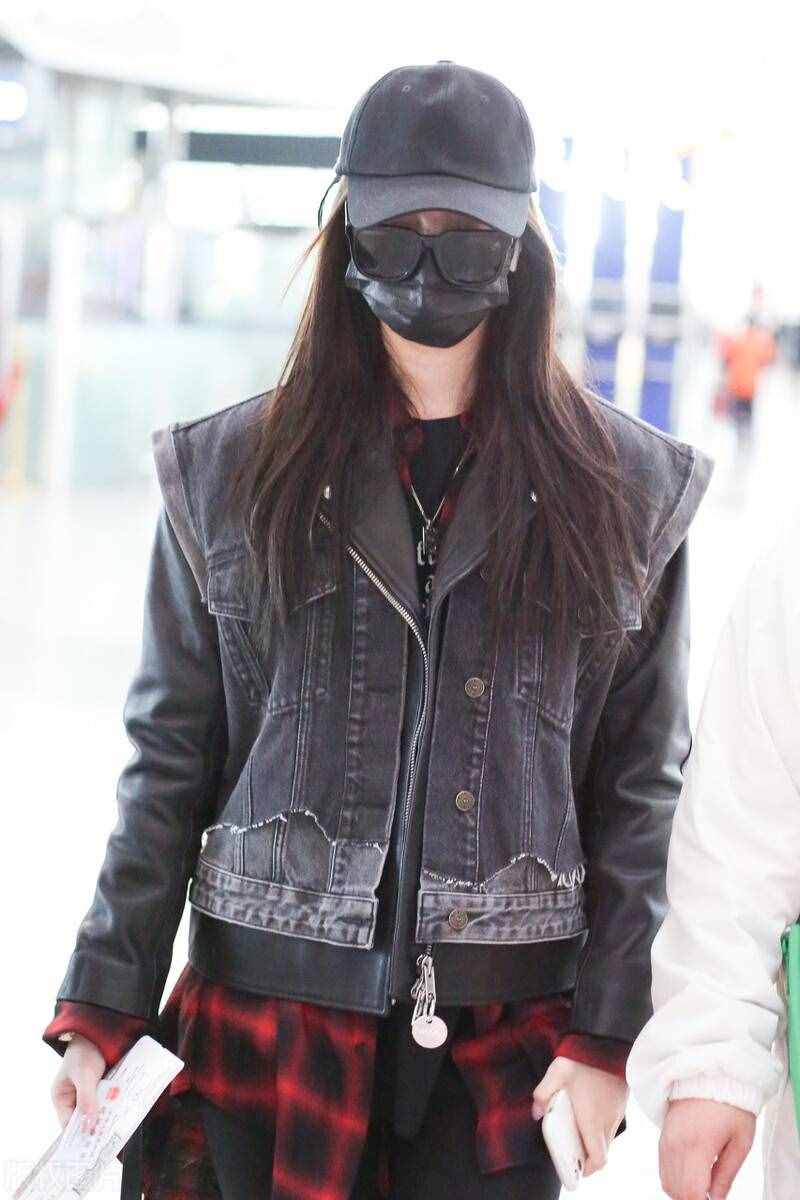 徐艺洋穿红色格子衬衫外搭牛仔外套，大步迈进赶路程