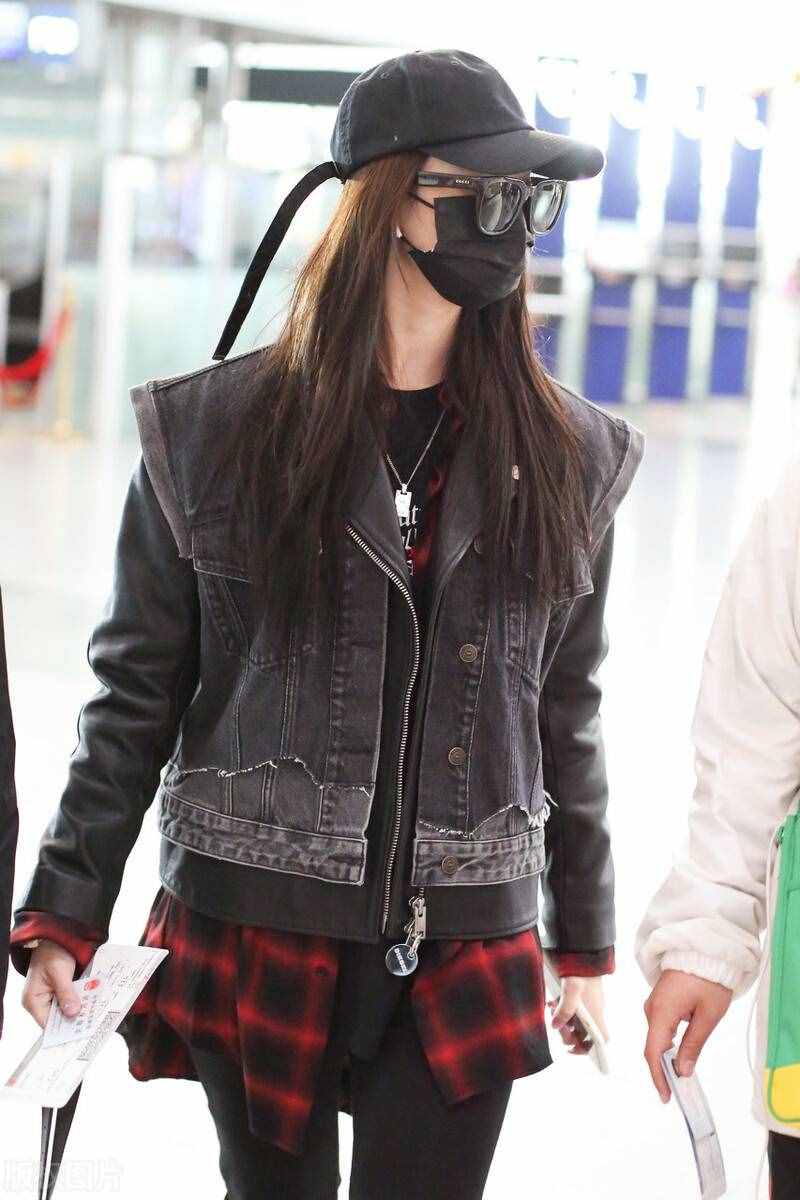 徐艺洋穿红色格子衬衫外搭牛仔外套，大步迈进赶路程