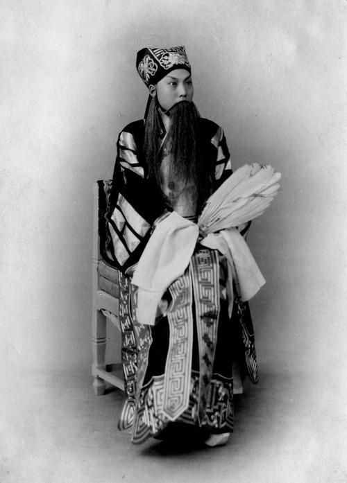 梨园冬皇孟小冬，人生三折戏曲两任伴侣，绝代风华也难逃悲欢离合