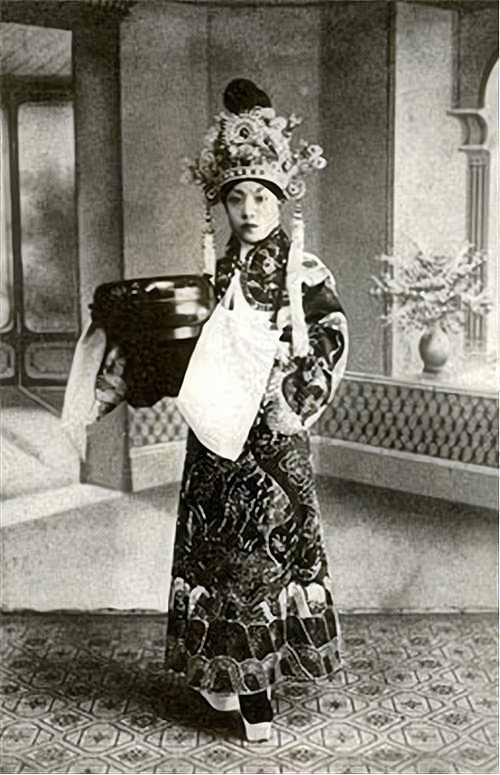 梨园冬皇孟小冬，人生三折戏曲两任伴侣，绝代风华也难逃悲欢离合