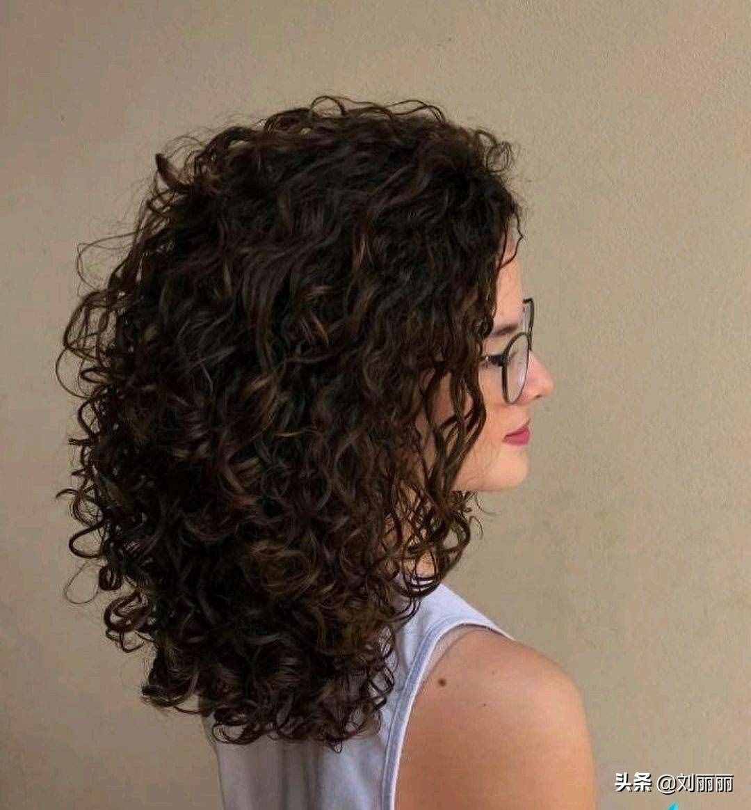 头发细软少，发型就选这3种，洋气蓬松又瘦脸