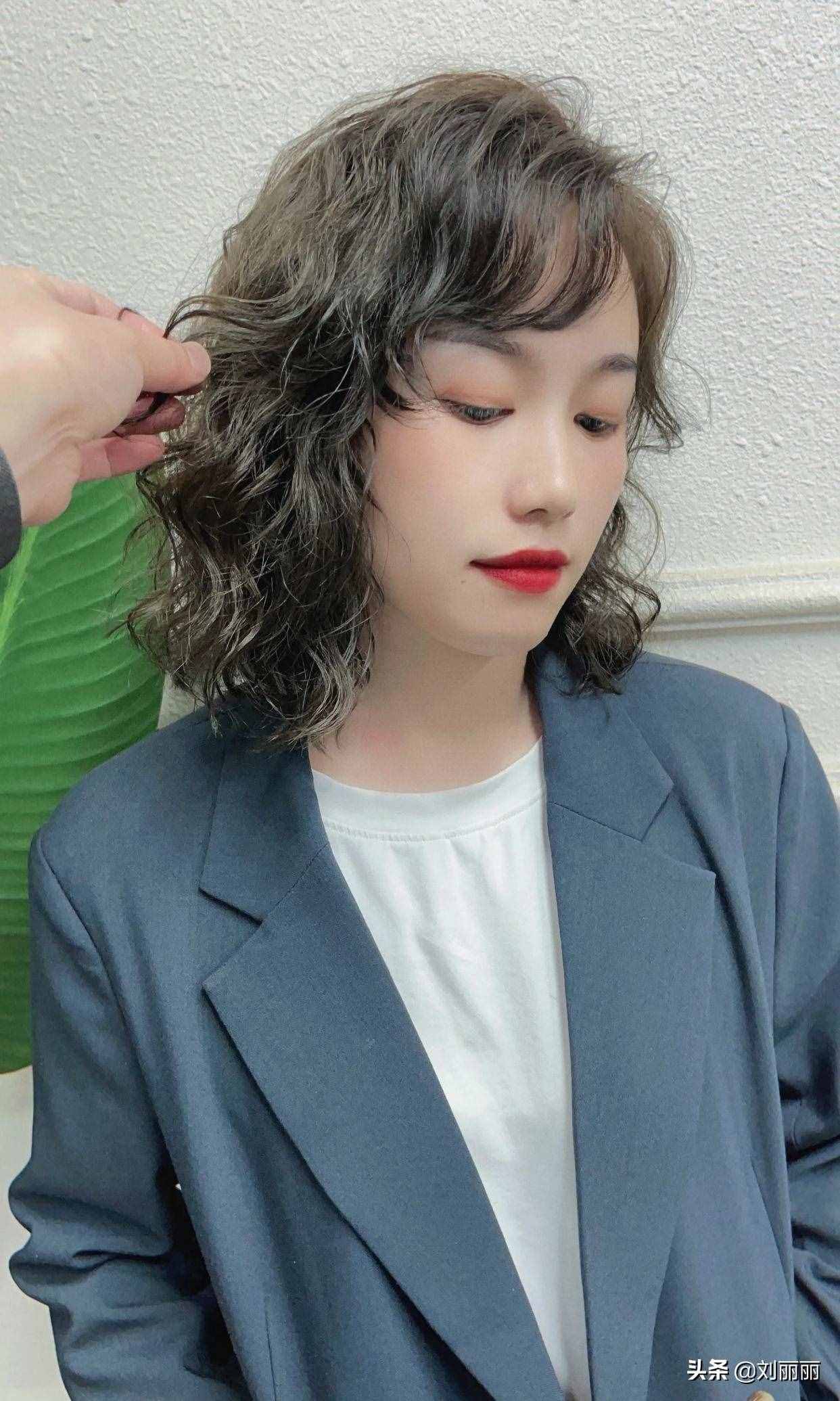 头发细软少，发型就选这3种，洋气蓬松又瘦脸