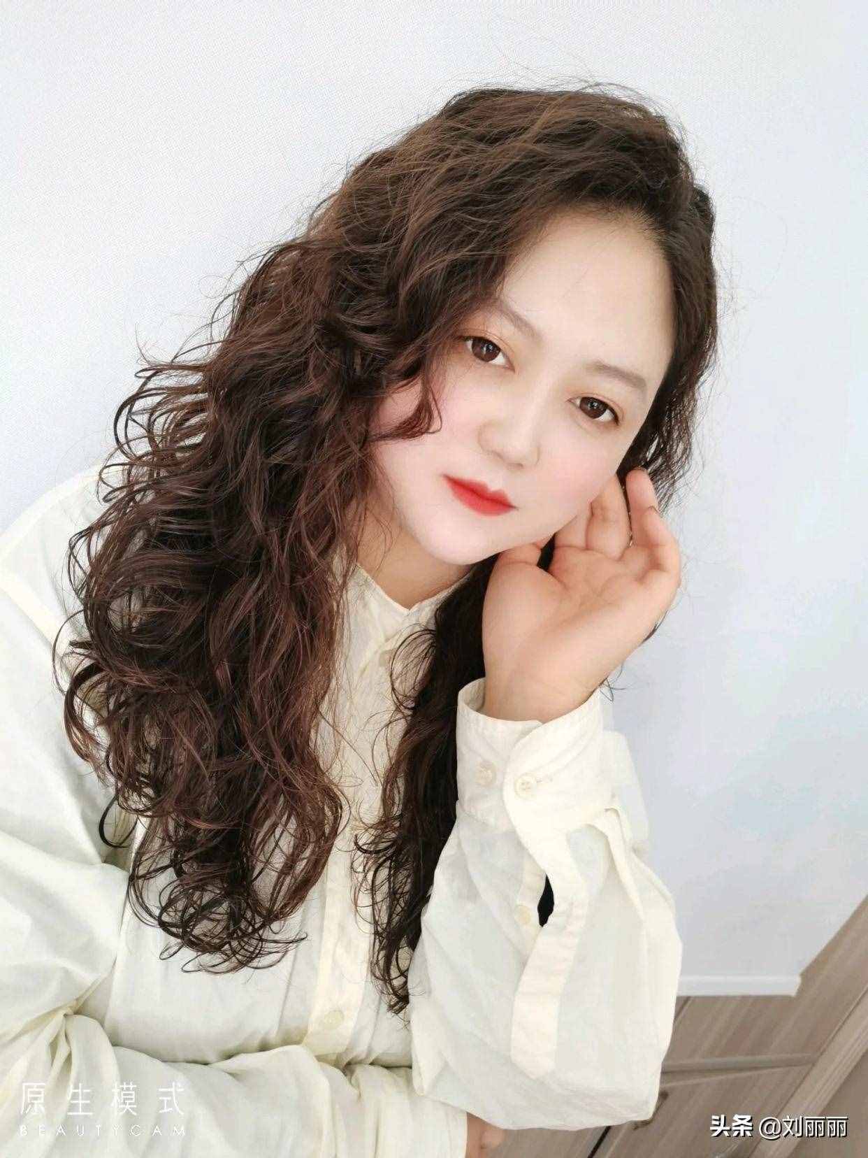 头发细软少，发型就选这3种，洋气蓬松又瘦脸