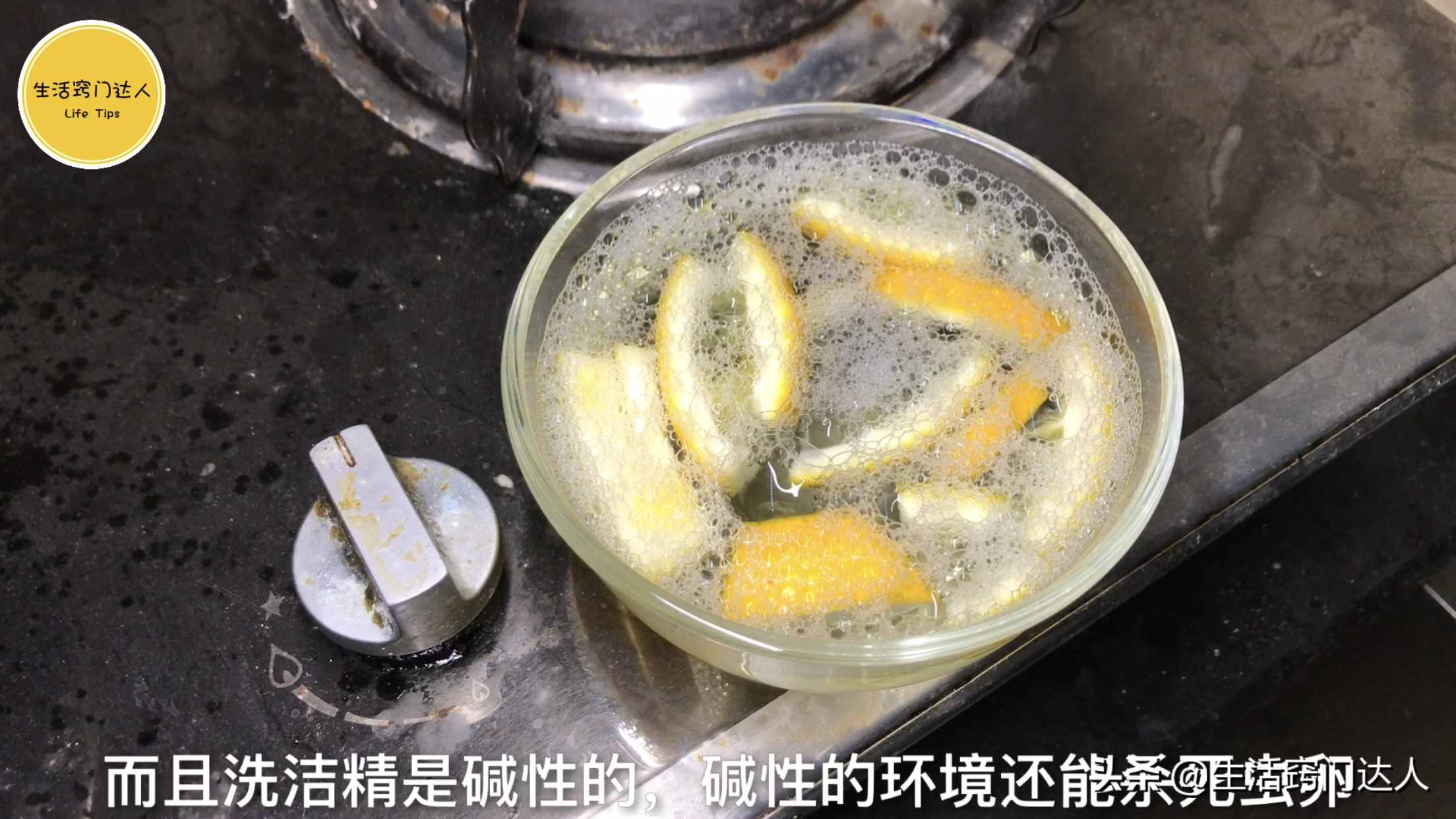 蟑螂药一定不要买，角落里放碗水，整个蟑螂家族连根拔起，试试吧