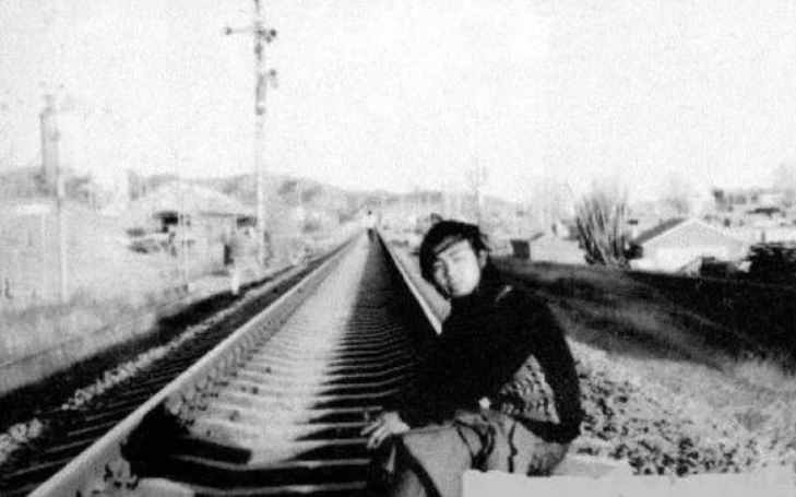 海子：面朝大海的少年，10岁上高中，15岁读北大，25岁卧轨自杀