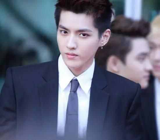 吴亦凡为何资源开挂？家庭背景大曝光，原来吴妈妈美若天仙！