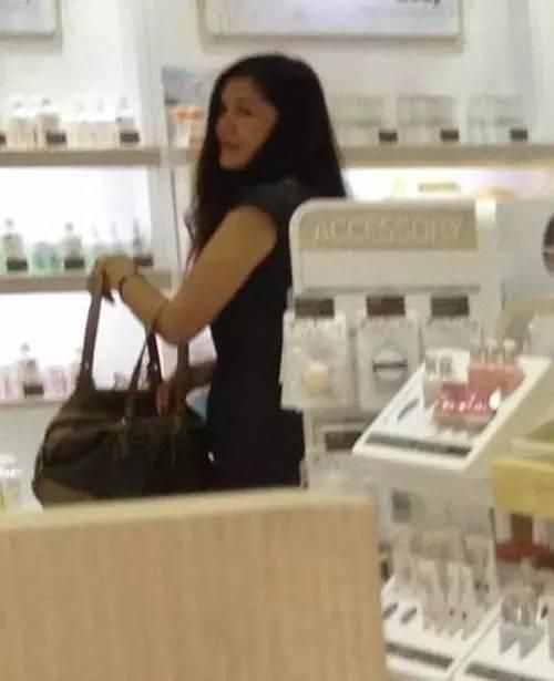 吴亦凡为何资源开挂？家庭背景大曝光，原来吴妈妈美若天仙！