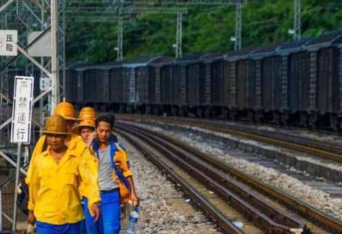 为什么火车过桥要鸣笛？