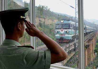 为什么火车过桥要鸣笛？