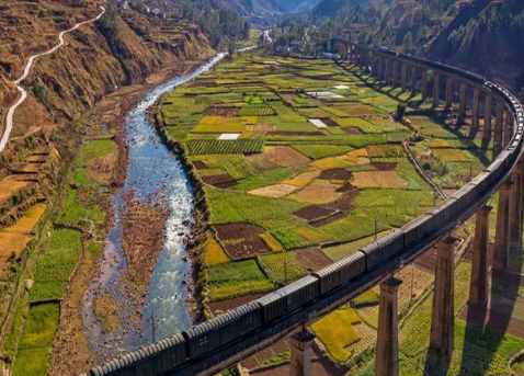 为什么火车过桥要鸣笛？