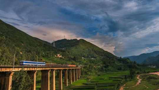 为什么火车过桥要鸣笛？