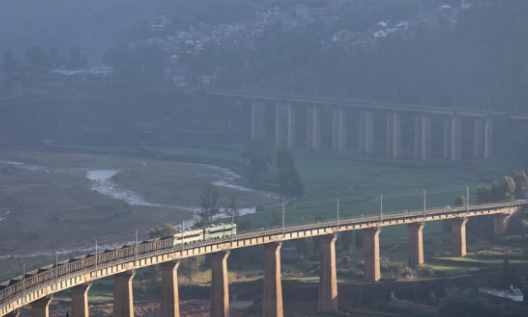 为什么火车过桥要鸣笛？