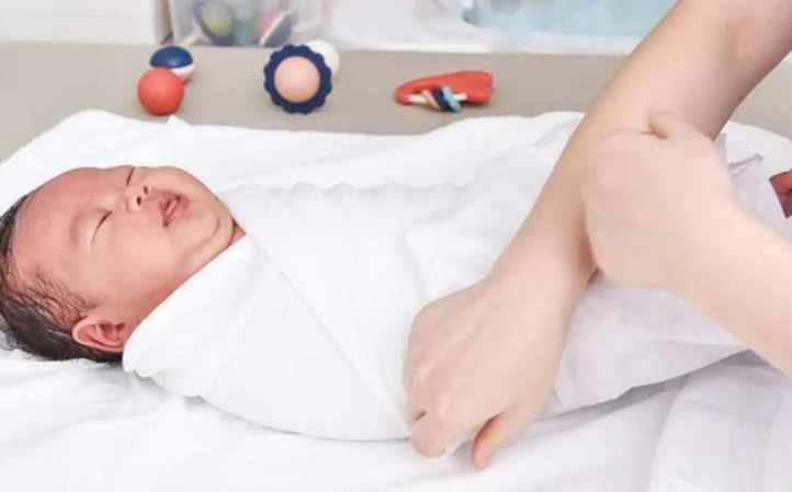 照顾三个月内的宝宝，要做好四个方面，助力宝宝成长，爸妈不受罪