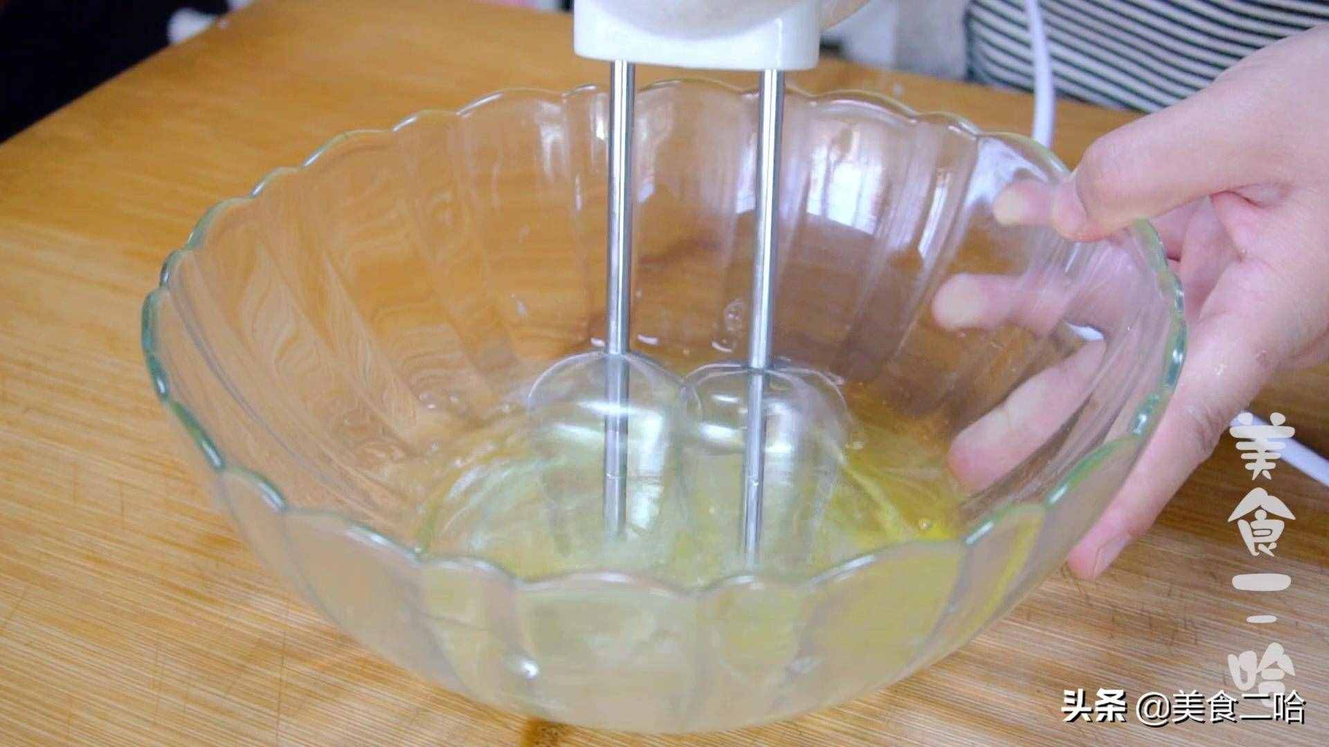 电饭煲蛋糕详细教程，不塌陷不回缩，入口即化，真是太好吃啦