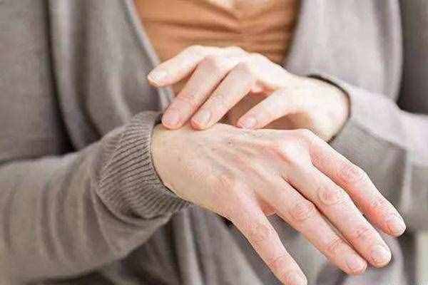 指甲上出现白斑点是怎么了？或与四个原因有关