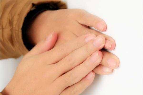 指甲上出现白斑点是怎么了？或与四个原因有关