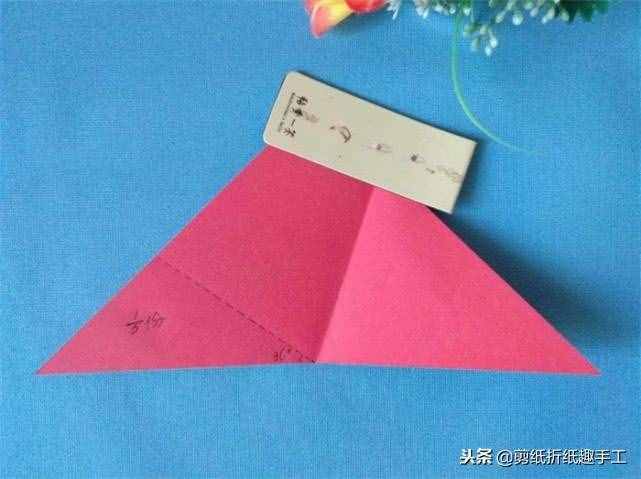 分享漂亮的五瓣窗花剪纸，简单几步就能完成，一起来试一试吧