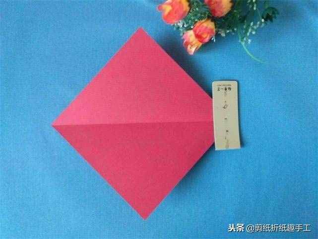 分享漂亮的五瓣窗花剪纸，简单几步就能完成，一起来试一试吧