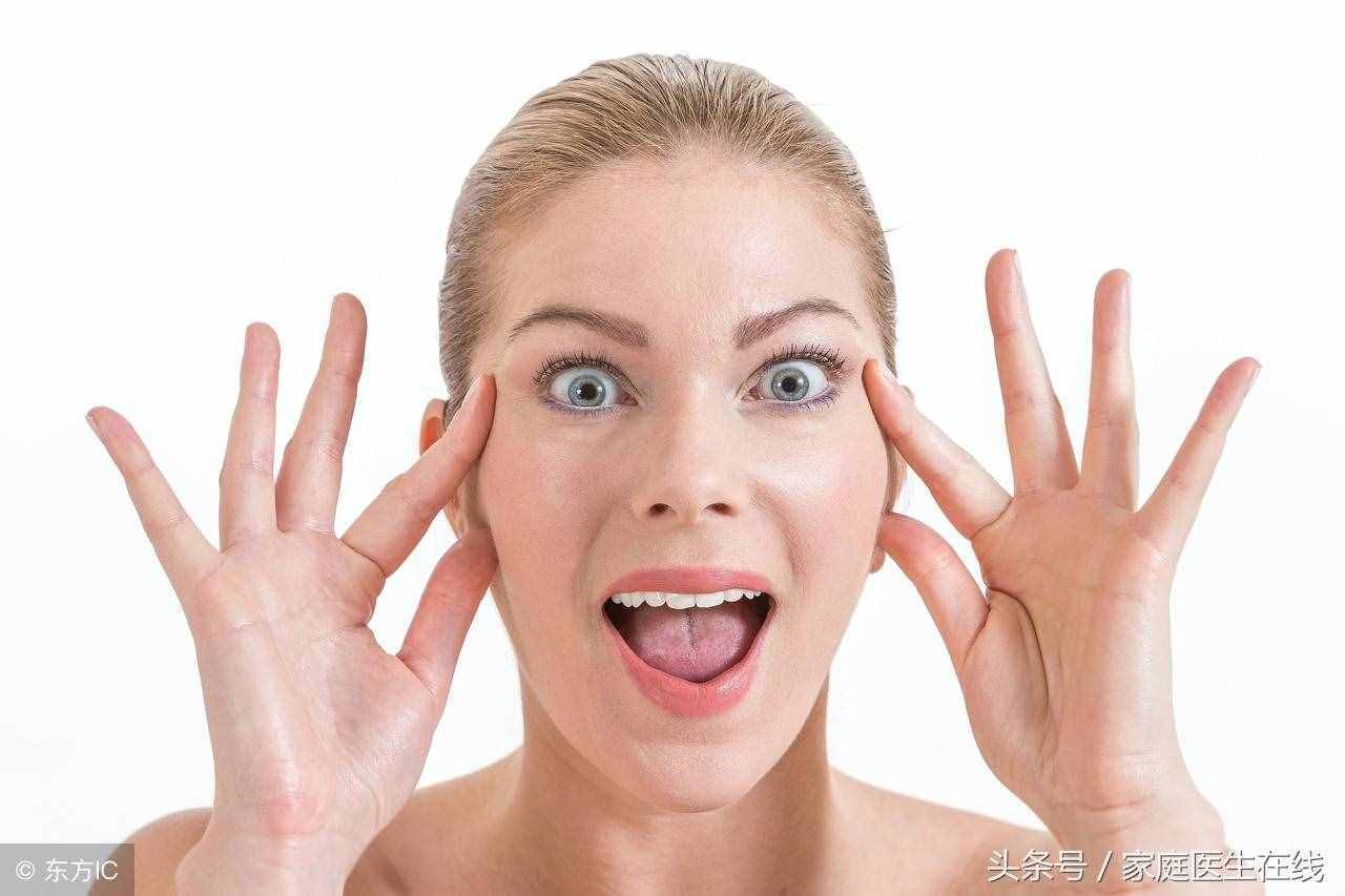 让你老十岁的鱼尾纹，如何阻止它？三个小方法别错过