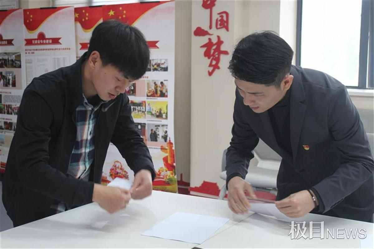 真“随机”点名！大学课堂老师折纸飞机，飞到谁面前谁就回答问题