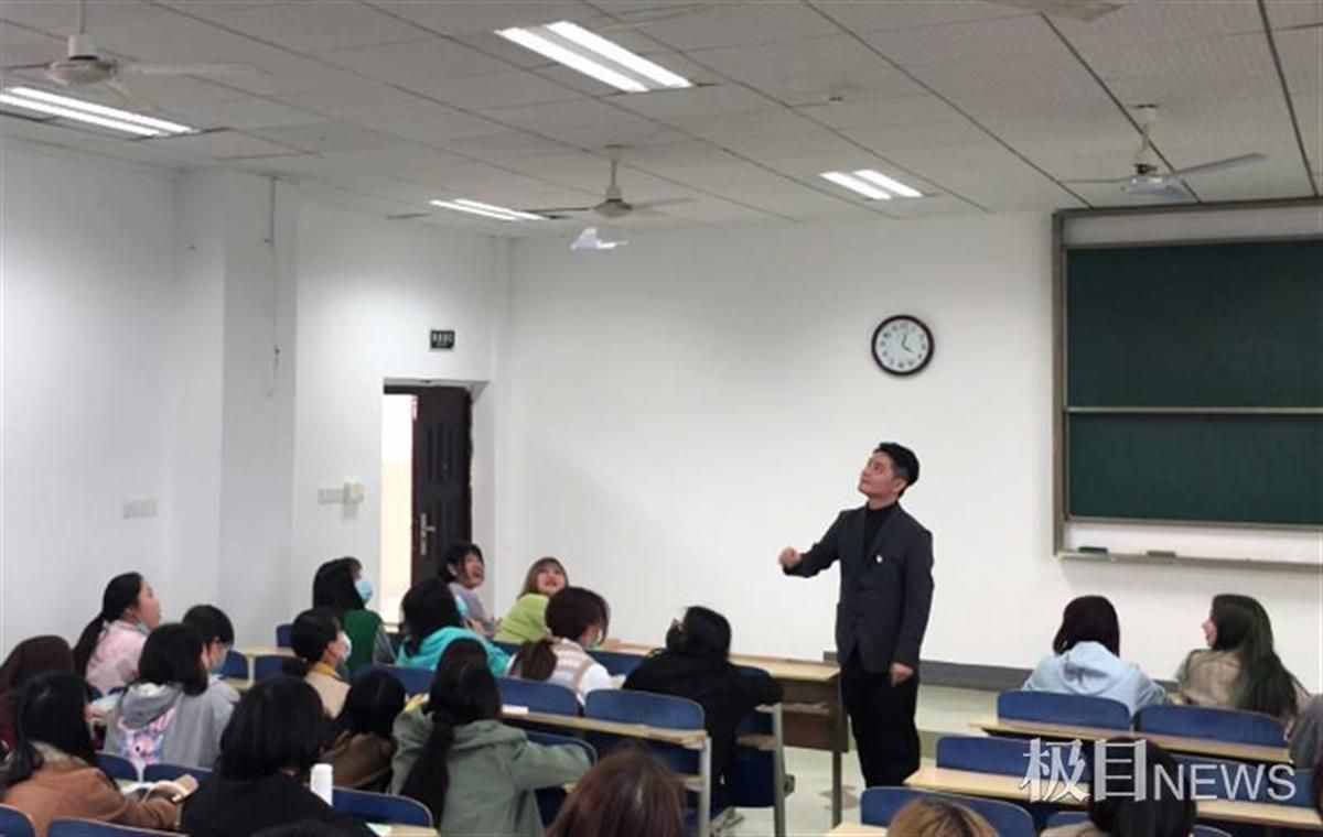真“随机”点名！大学课堂老师折纸飞机，飞到谁面前谁就回答问题