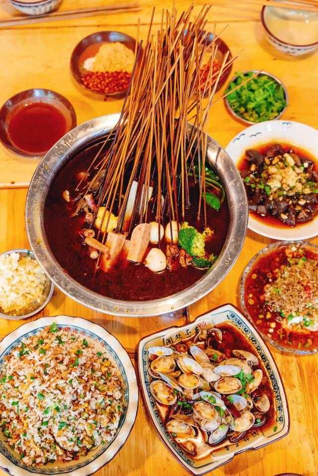 收藏！成都最火的18条美食街，再有人问来成都吃什么，就甩给他！
