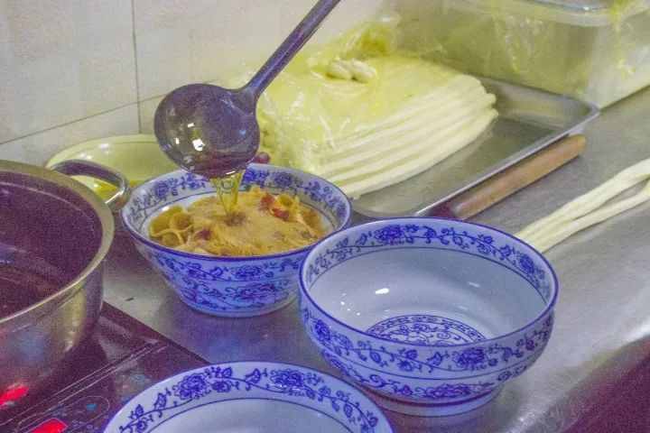 收藏！成都最火的18条美食街，再有人问来成都吃什么，就甩给他！