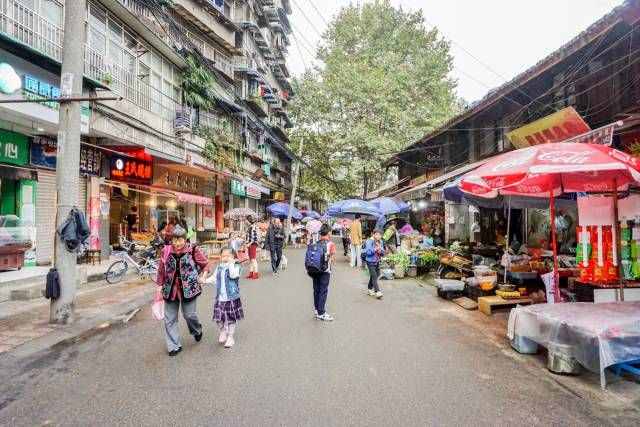 收藏！成都最火的18条美食街，再有人问来成都吃什么，就甩给他！