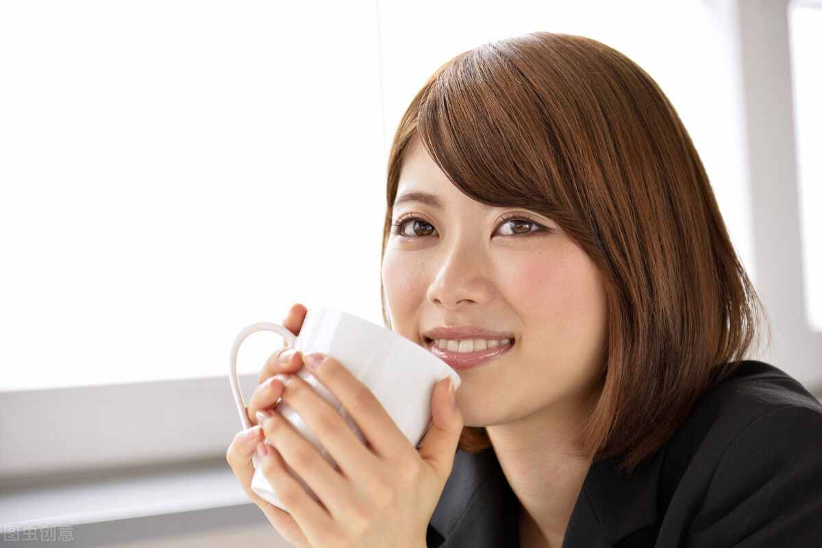 离婚5分钟后我又复婚了，因为老公穿的红裤子