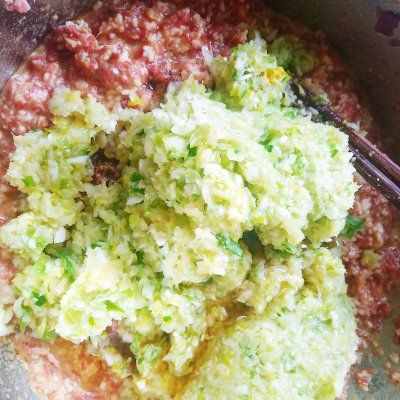 配着这盘内蒙特色美食——稍美，米饭可以吃三大碗