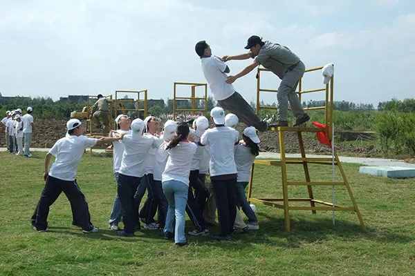 好玩的室内室外集体活动团建小游戏大全