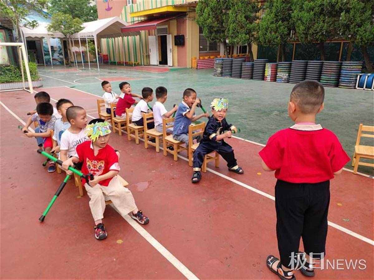 临近端午节，即使没有水，幼儿园孩子们玩起划龙舟游戏