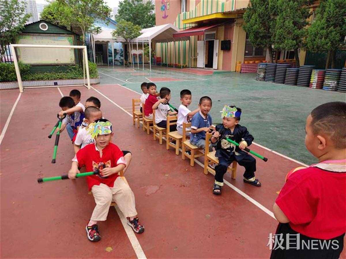 临近端午节，即使没有水，幼儿园孩子们玩起划龙舟游戏