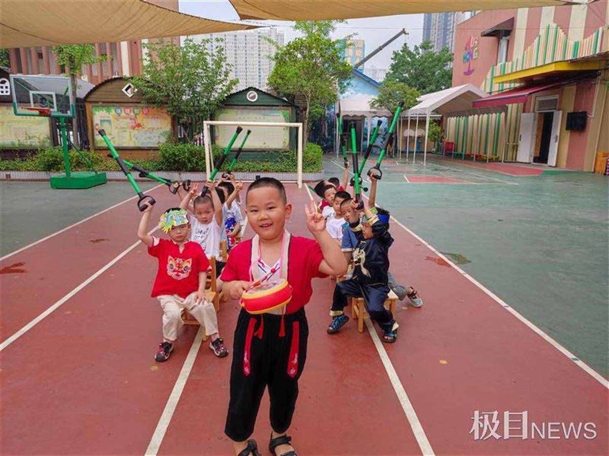 临近端午节，即使没有水，幼儿园孩子们玩起划龙舟游戏