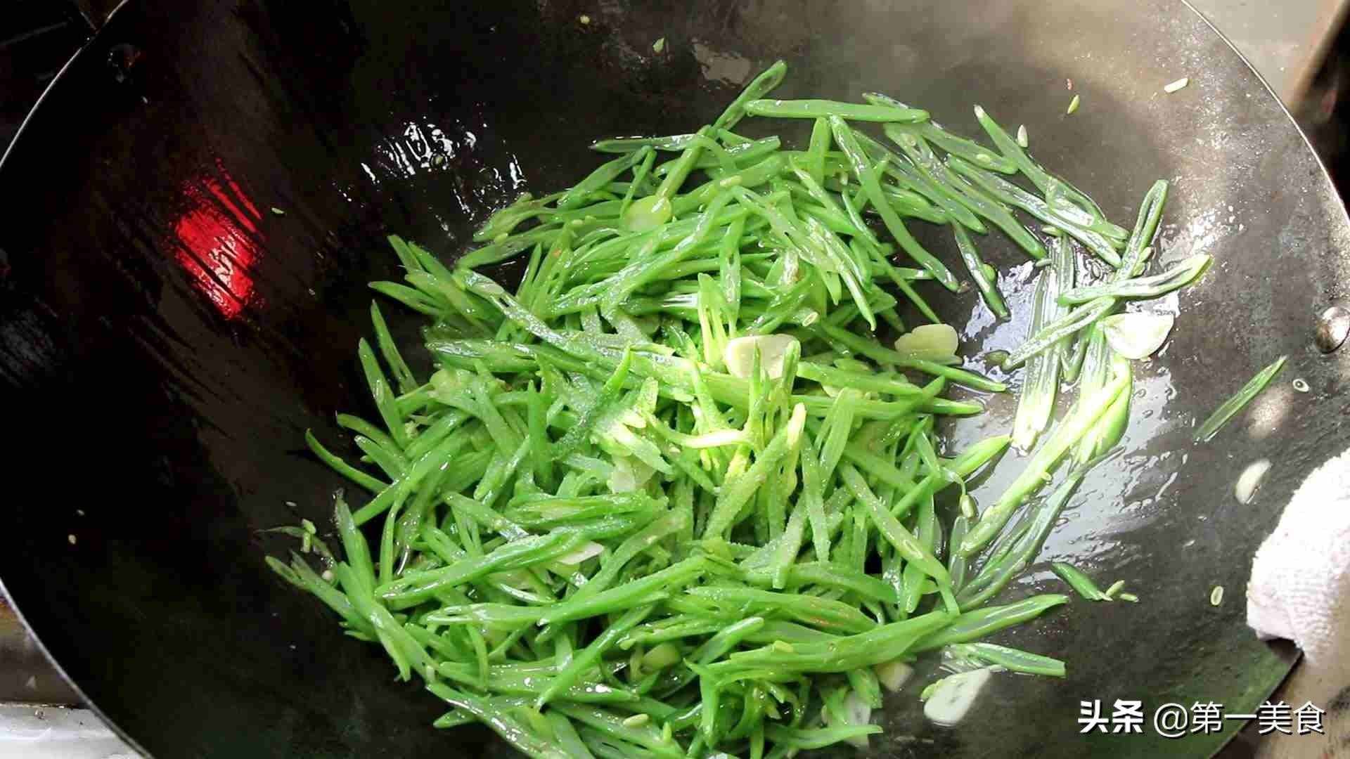 芸豆的简单家常做法,清脆不夹生香辣下饭,春天要多吃的素菜小炒