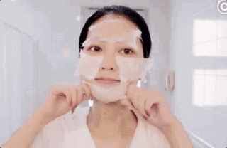 化妆水应该怎么用？用手拍？湿敷？
