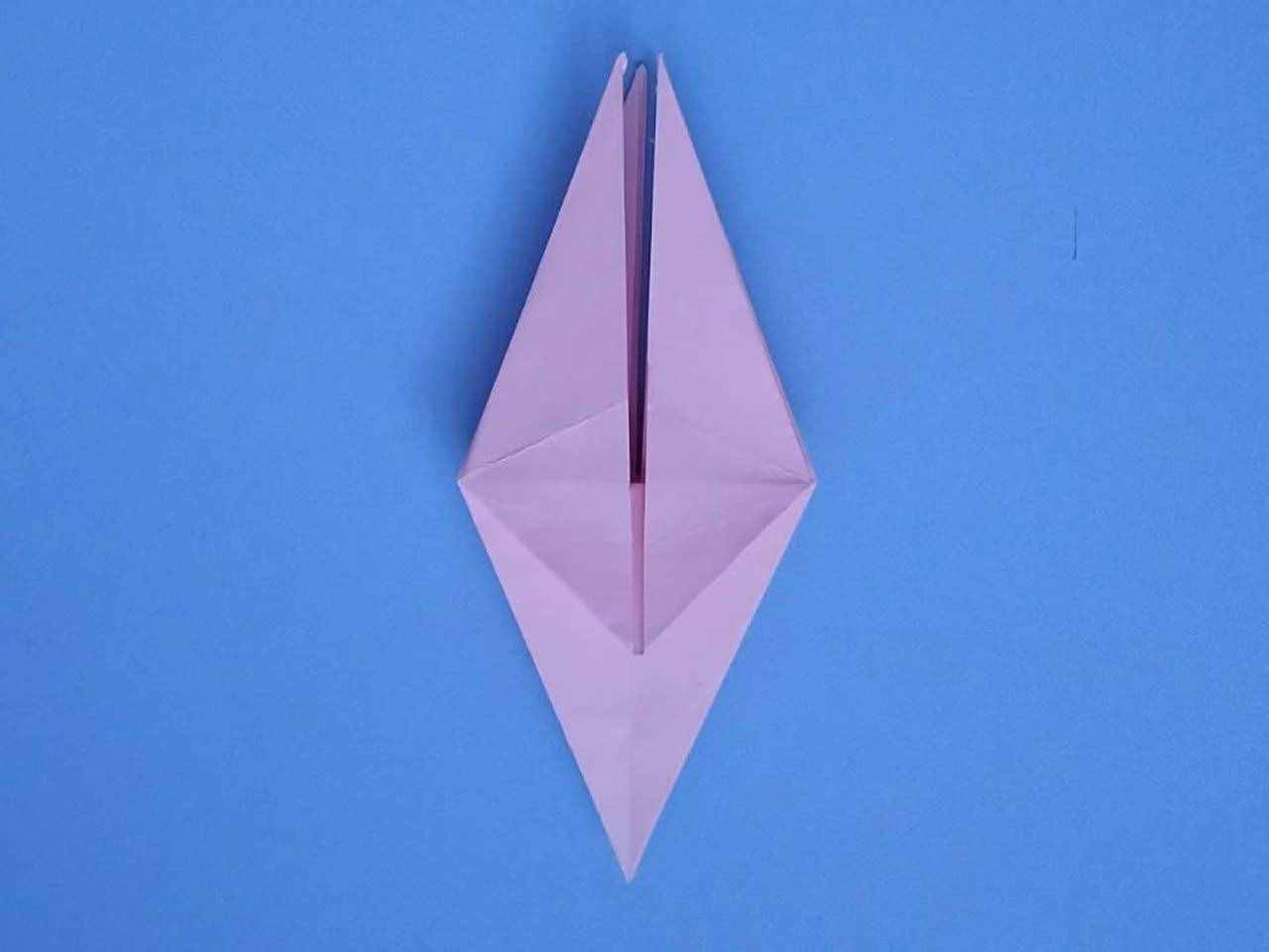 教你用纸折漂亮的花朵，制作起来非常简单，手残党也一学就会