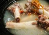 骨头汤的做法（怎样才能熬出奶白鲜美的骨头汤）