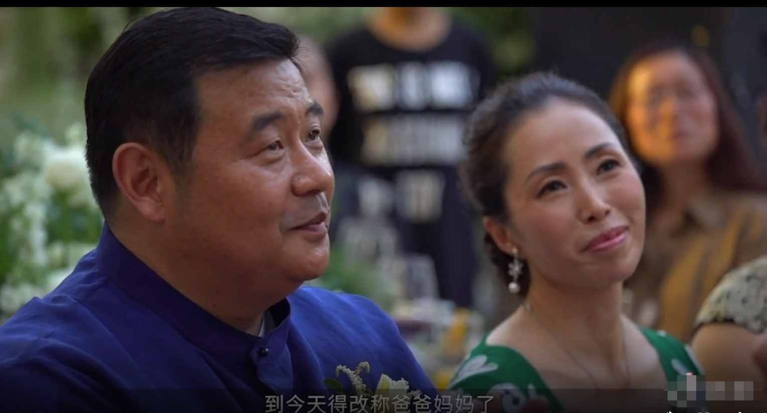 三宝小24岁妻子庆结婚四周年，穿婚纱肤白貌美，夫妻同框似两代人