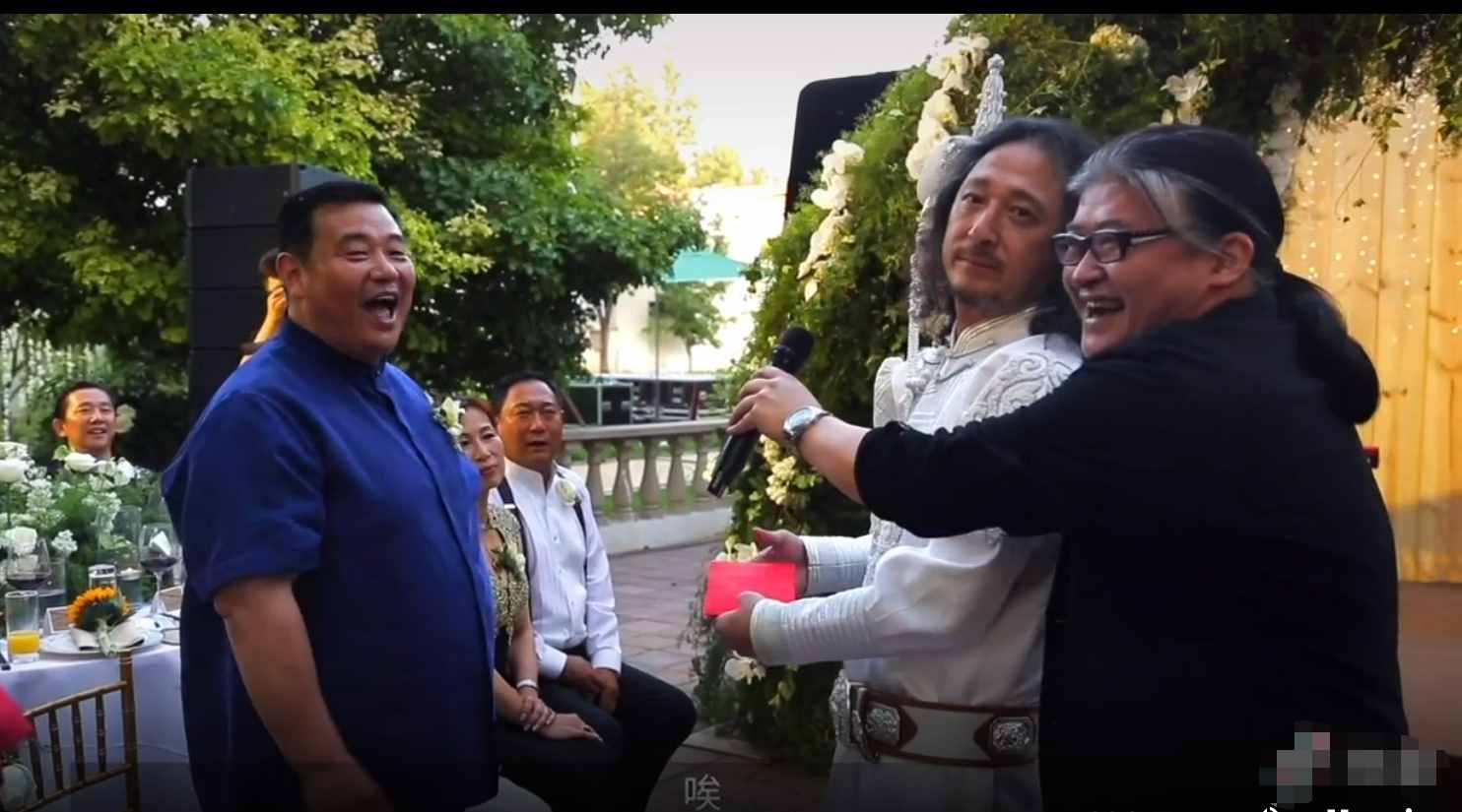 三宝小24岁妻子庆结婚四周年，穿婚纱肤白貌美，夫妻同框似两代人