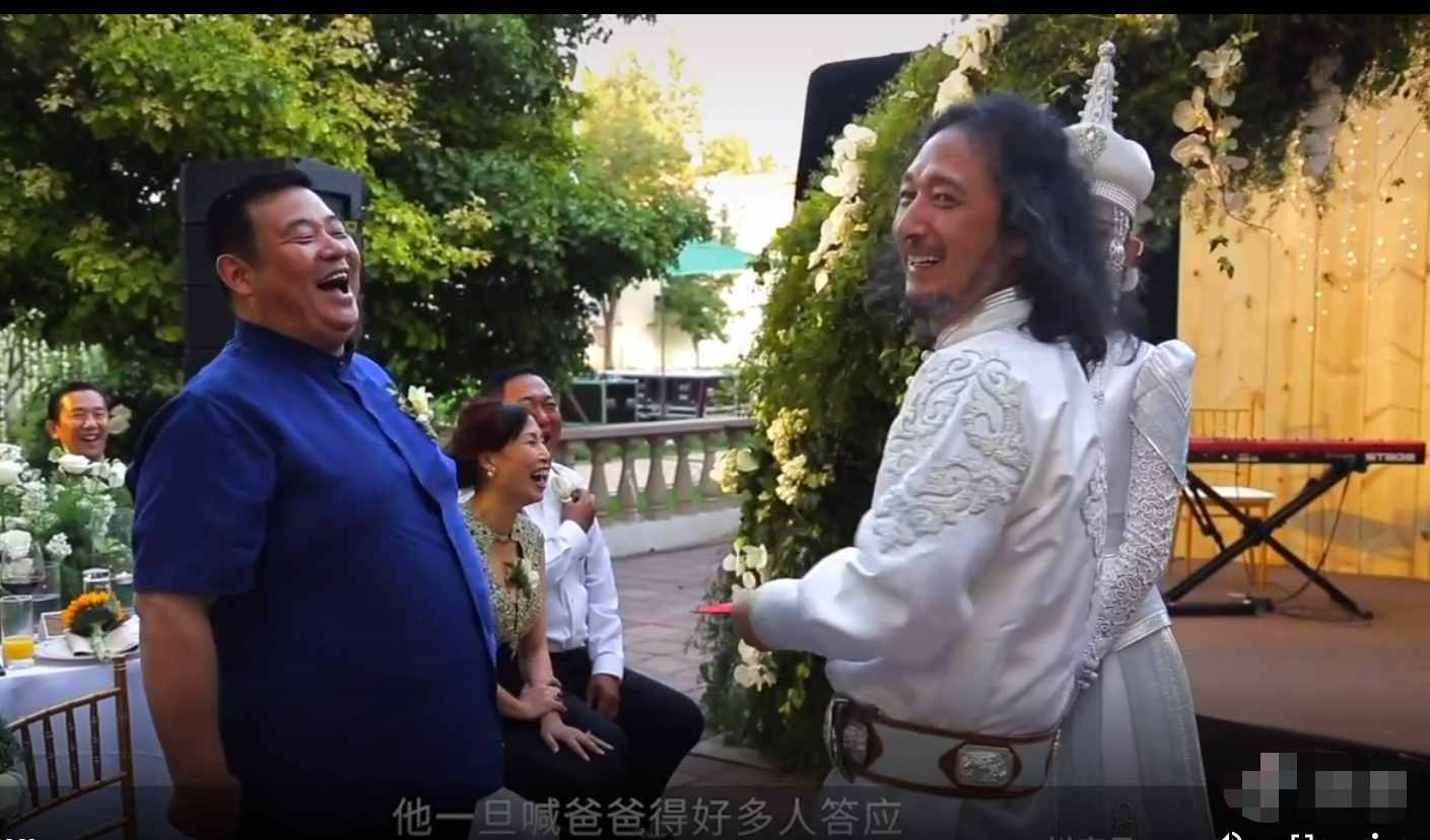 三宝小24岁妻子庆结婚四周年，穿婚纱肤白貌美，夫妻同框似两代人