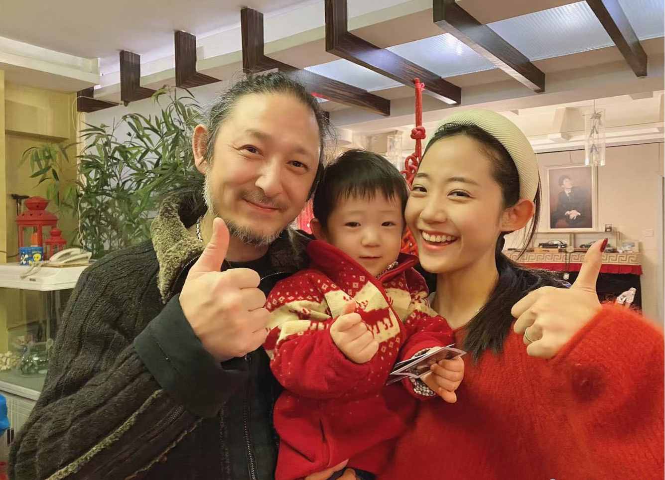 三宝小24岁妻子庆结婚四周年，穿婚纱肤白貌美，夫妻同框似两代人