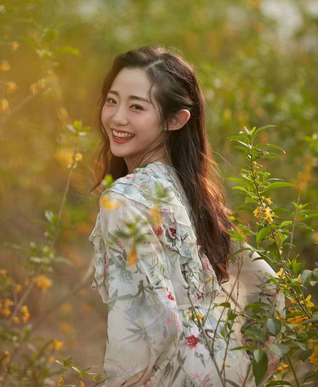 三宝小24岁妻子庆结婚四周年，穿婚纱肤白貌美，夫妻同框似两代人