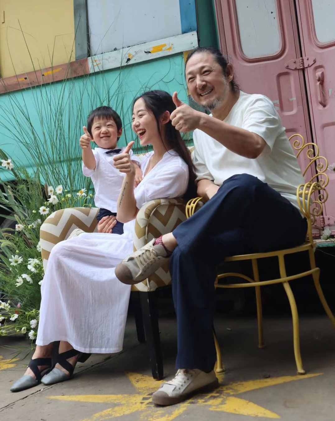 三宝小24岁妻子庆结婚四周年，穿婚纱肤白貌美，夫妻同框似两代人