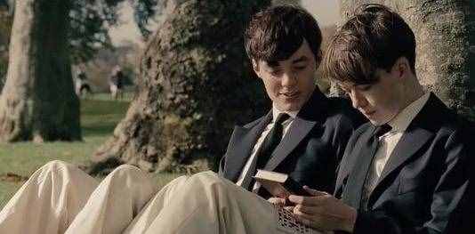 《去他妈的世界》男主饰演异装癖男孩，“爱你所爱，做你自己”