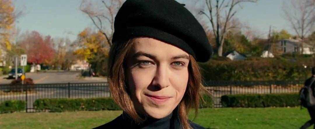 《去他妈的世界》男主饰演异装癖男孩，“爱你所爱，做你自己”