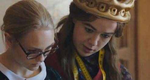 《去他妈的世界》男主饰演异装癖男孩，“爱你所爱，做你自己”