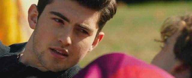 《去他妈的世界》男主饰演异装癖男孩，“爱你所爱，做你自己”