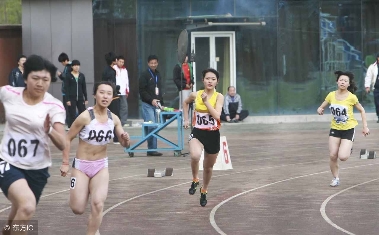 体考生高考铅球的技术动作