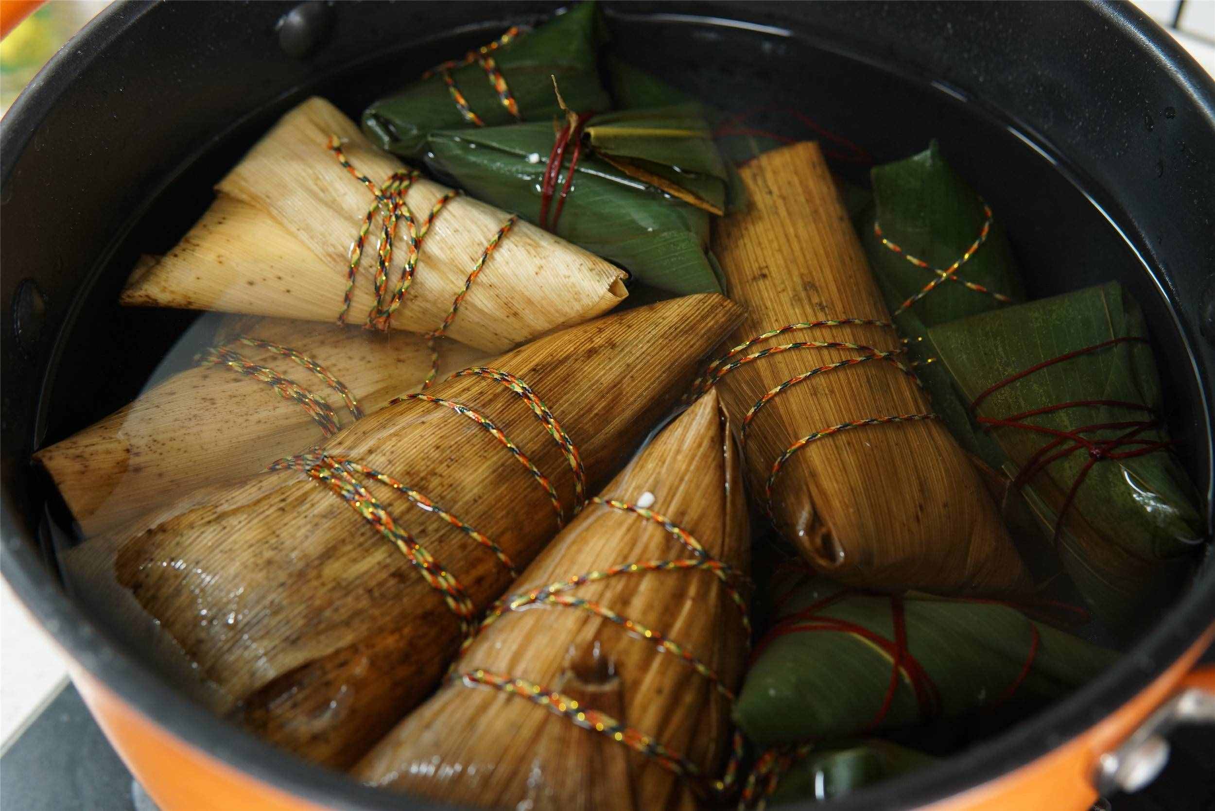 煮粽子时，用热水还是冷水？教你正确煮法，粽子不夹生，软糯好吃